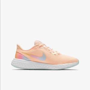 Brand New Nike Revolution 5 SE girls Running Shoes Sz 5 Multicolor no box